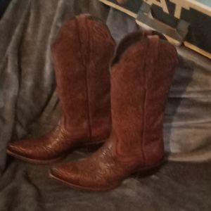 Ariat cowgirl boots in new condition